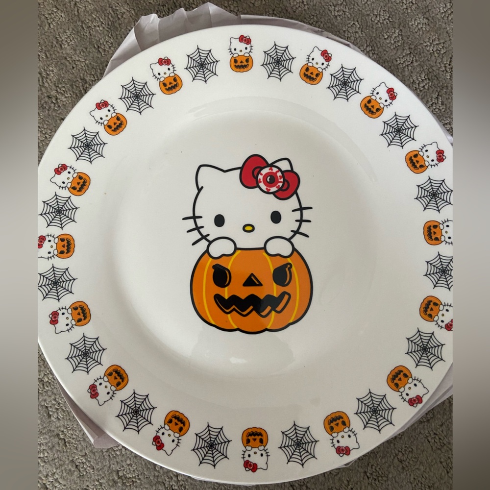 Set of 4 Hello Kitty Halloween Dinner Plates NEW